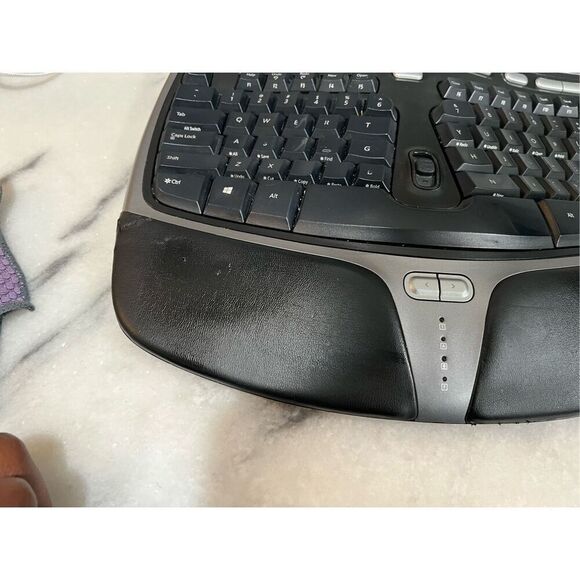 Microsoft KU-0462 Natural Ergonomic USB Keyboard - Black - Picture 5 of 8